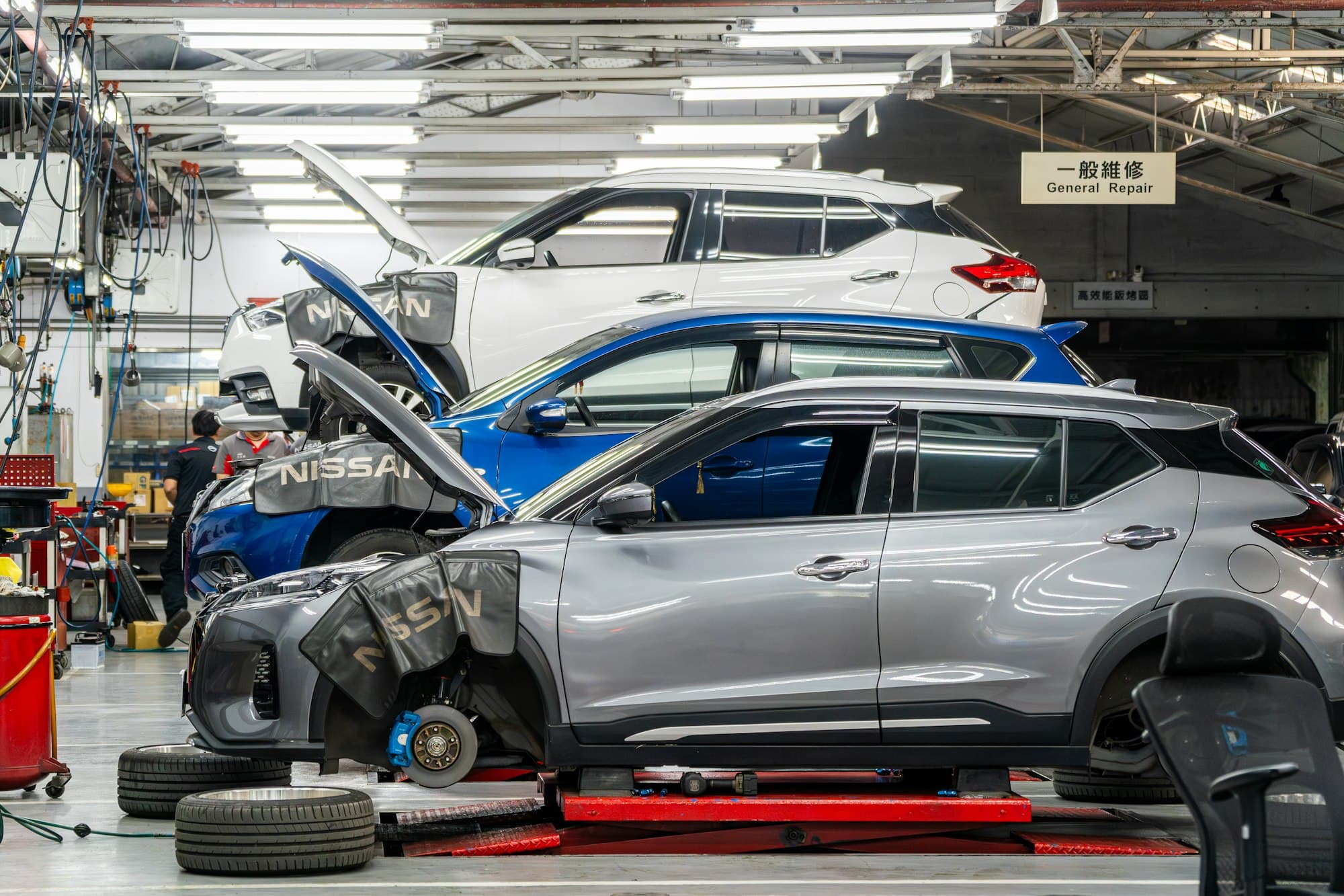 Interiör från lackverkstaden — bilar i arbete